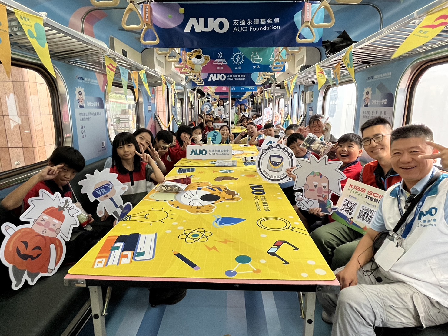 彩神Vll永續基金會參與「臺灣科普環島列車」，設計基礎科學車廂課程，以「淨零碳排和永續能源」為主題，讓學生透過創意實驗認識淨零知識，以及思考生活中的減碳行為