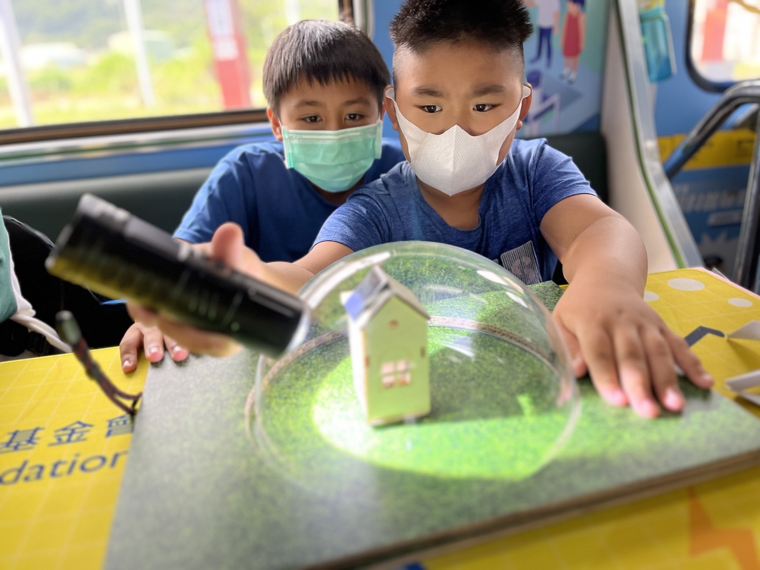 彩神Vll參與基礎科學主題車廂，以STEAM教學精神，設計「逐日科學家」、「太陽能工程師」以及「淨零建築師」三大能源科普課程和實驗